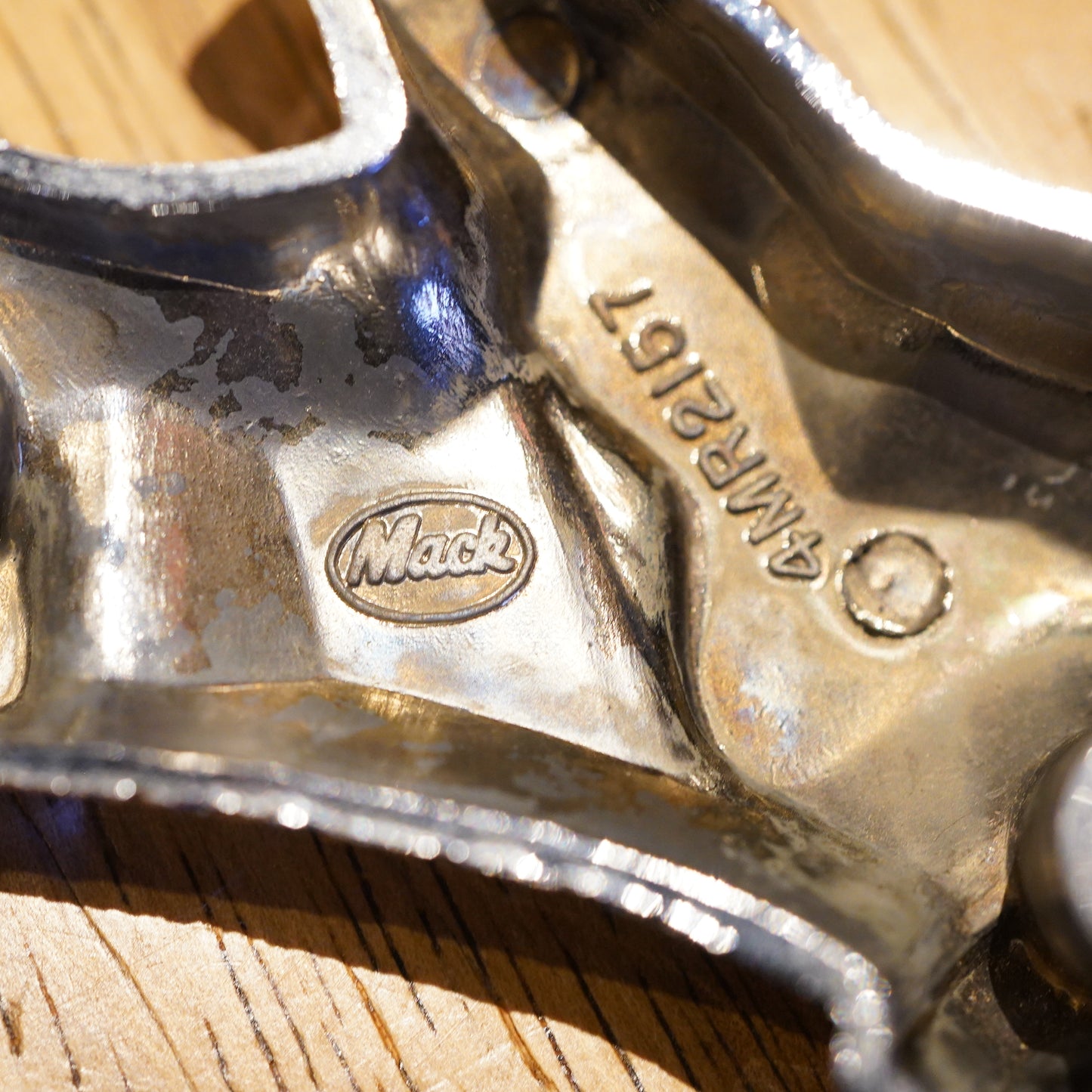 1970's Mack Trucks ブルドックエンブレム右